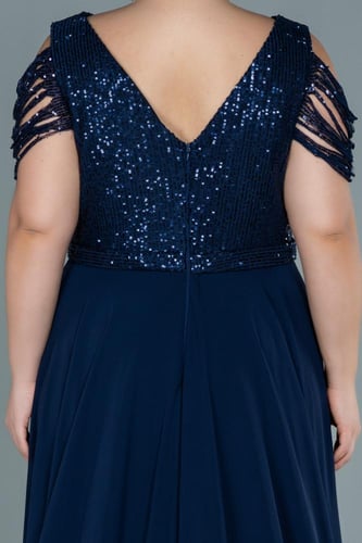 فستان سهرة برقبة على شكل V