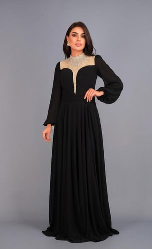 فستان سهرة بتطريز عنق ناعم وأكمام طويلة