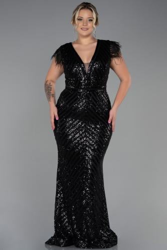 فستان سهرة طويل بأكتاف ريش