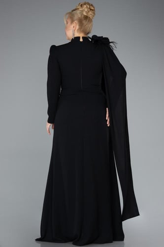 فستان سهرة بتطريز ناعم وأكمام طويلة