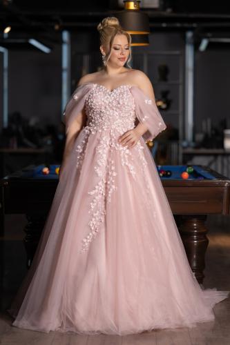 فستان حفلة بتطريز جميل