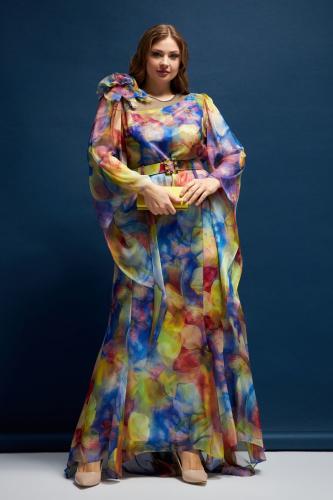 فستان سهرة من الشيفون برقبة من التول وتفاصيل زهور