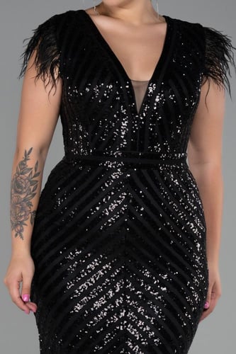 فستان سهرة طويل بأكتاف ريش