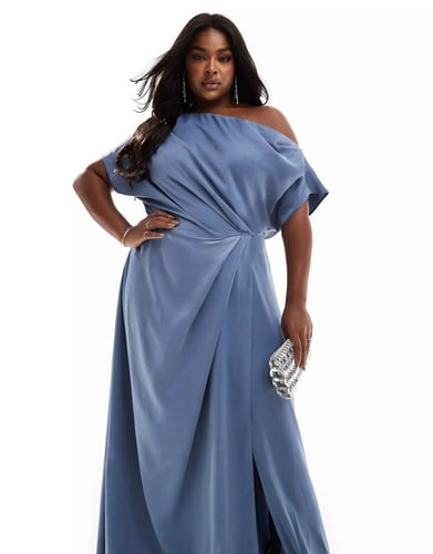 فستان ماكسي من الساتان مكشوف الأكتاف