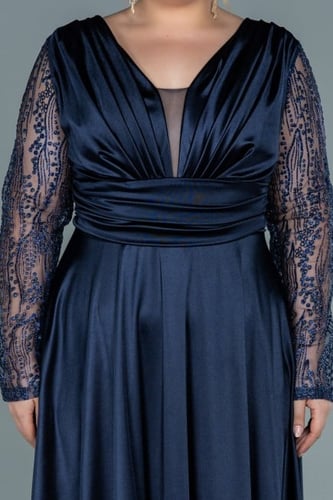 فستان سهرة بأكمام شفافة