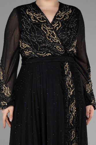 فستان سهرة باللون الأسود والزخرفة الذهبية