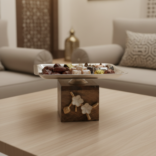 صحن معدن فضي صغير بقاعدة خشبي