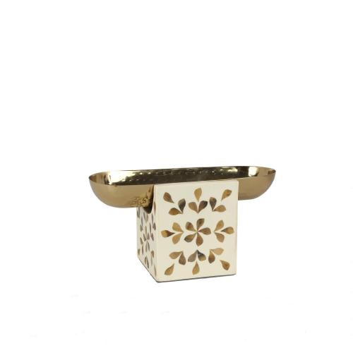 أستاند تقديم هندى معدن ذهبى بقاعدة خشب