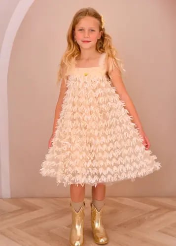 فستان تول مطرز بأوراق فيكتوريا باللون الذهبي