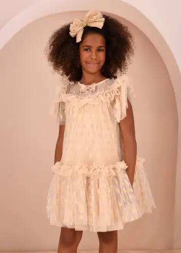 فستان تول مطرز بأوراق فيكتوريا باللون الذهبي