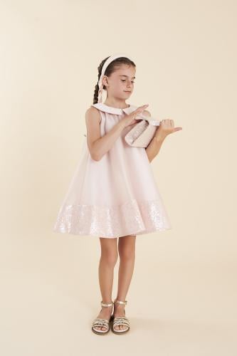 فستان من الأورجانزا بلون السلمون