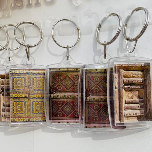 ميداليات على شكل الابواب النجدية