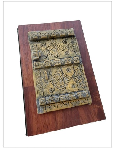 باب نجدي منحوت من الجبس