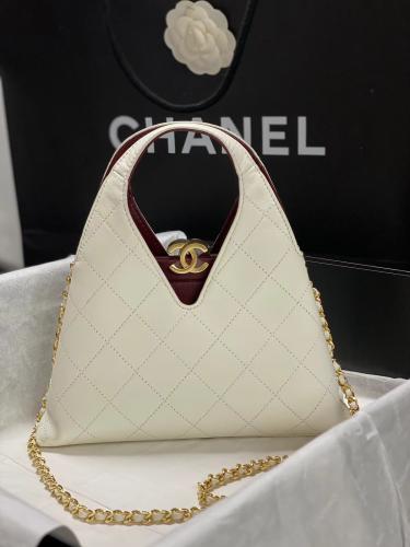 حقيبة Chanel بتصميم مثلث مميز من مجموعة Metiers d'...