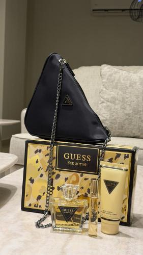 بكج GUESS ( عطر حجم ٧٥ مل و لوشن حجم ١٠٠ مل وعطر حجم ١٥ مل وشنطة فيها ستراب شامل البوكس