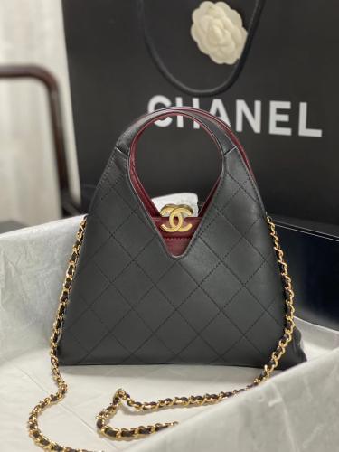 حقيبة Chanel بتصميم مثلث مميز من مجموعة Metiers d'Art 26 - أسود
