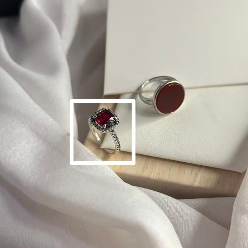 خاتم مكعب احمر