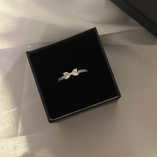 خاتم نسائي قلبين ابيض