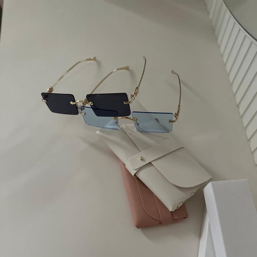 نظاره خاليه من الاطارات بطراز عتيق