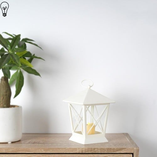 فانوس رمضاني بشمع مضئ