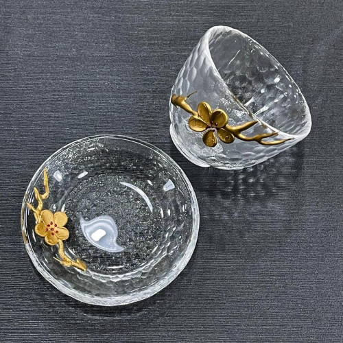 فنجال زجاج ذهبي بقاعدة