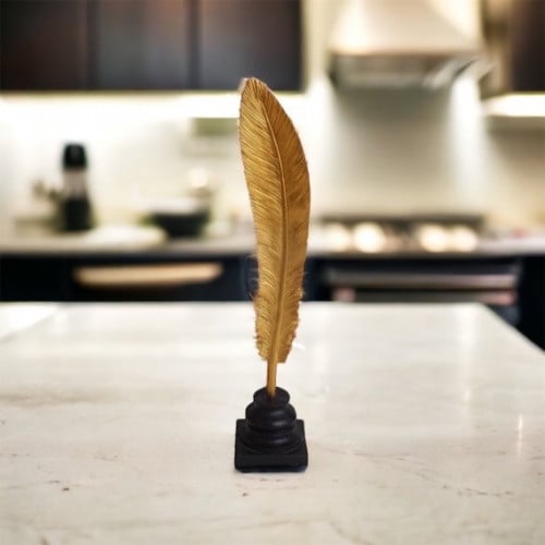 تحفة ريشة ذهبي