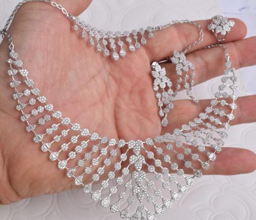 طقم ذهب - الوزن 32.82- عيار 18