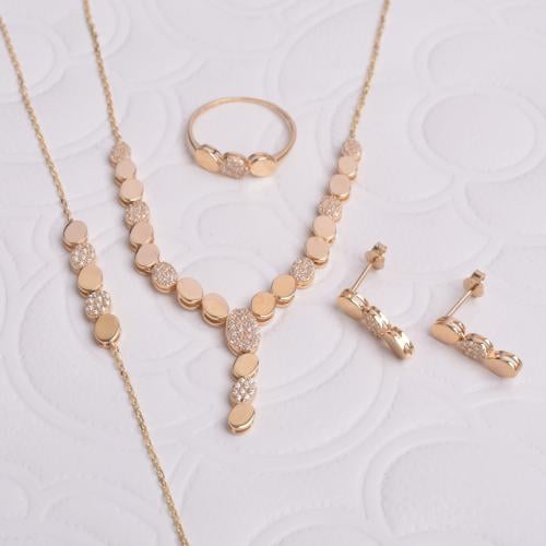 طقم ذهب - الوزن 8.41 G- عيار 18