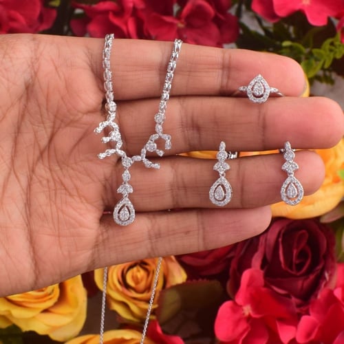 نصف طقم الماس- وزن ذهب 9.60-وزن الماس2.04