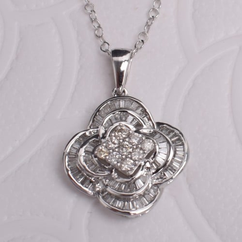 عقد الماس -وزن ذهب0.5-وزن الماس 1.190-عيار 18