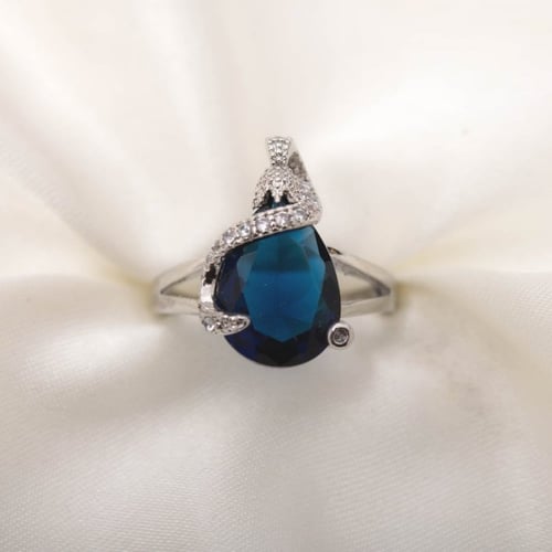 طقم فضة حريمي استرليني مع أحجار نيلي أنيقة .