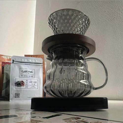 طقم قمع مع سيرفر زجاجي اسود مخطط V60 Dripper 400M...