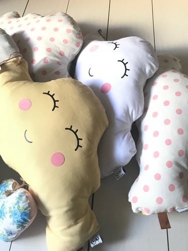 وسادة ياسمين غيمة أصفر باهت