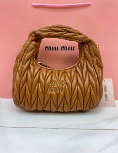 شنطة ميوميو | miumiu هوبو بني
