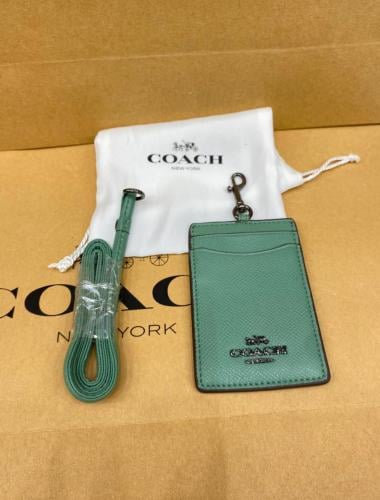 محفظة بطايق Coach | لون أخضر