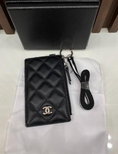 محفظة بطايق Chanel | لون أسود
