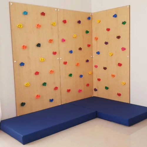 جدار تسلق زاوية مع بساط أمان