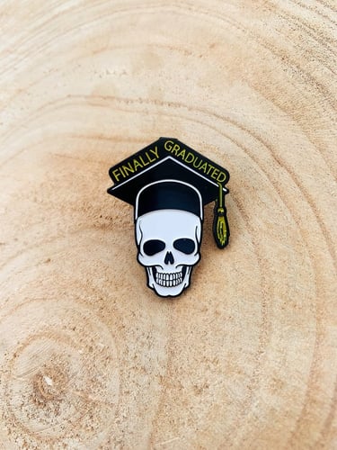 بروش تخرج - Finally graduated pin