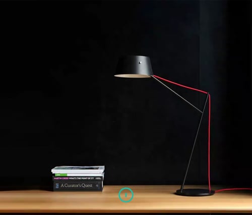 وحدة إضاءة طاولة بسلك أحمر