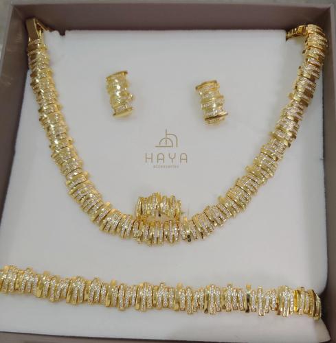 طقم فاخر محاكي الذهب زز مزين بلمسات من الزريكون (ع...