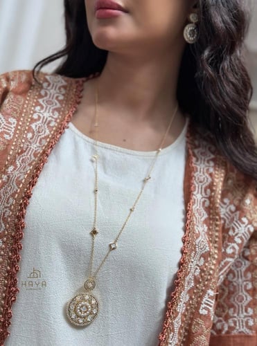 طقم فاخر مزين بحبات اللؤلؤ.. مطلي ذهب (سلسال طويل...