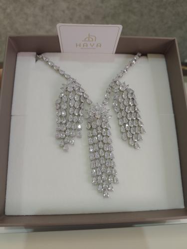 طقم فاخر بزريكون كبير مميز (سلسال طويل + حلق)