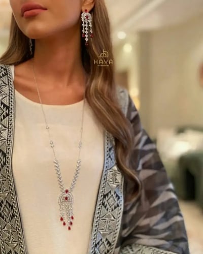 طقم (سلسال + حلق) رائع مرصع بالزريكون ومطلي