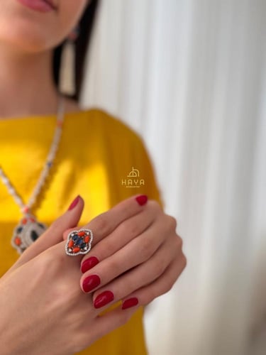 طقم فاخر بالأحجار مطلي (سلسال طويل + حلق)