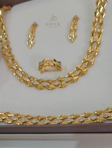 طقم ناعم وفاخر .. مطلي ذهب (عقد + اسوارة + حلق + خ...