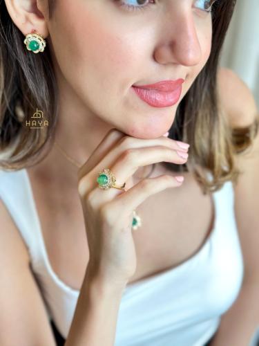 طقم فاخر مزين بالحجر الاخضر والزريكون.. مطلي (عقد...