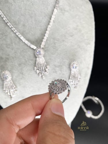 طقم سهرة فاخر بالزريكون.. 4 قطع (سلسال + اسوارة +...