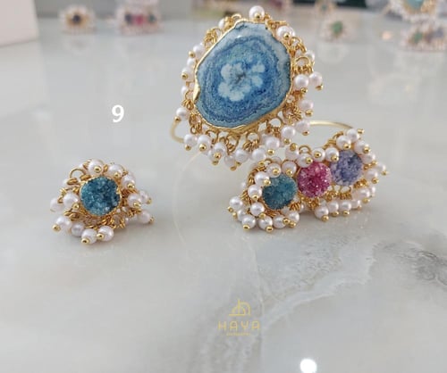 اطقم باحجار جميلة.. مزينة باللؤلؤ.. مرنة ومطلية بم...