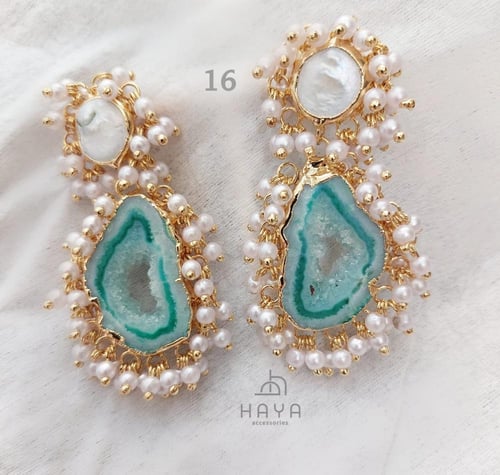 حلق بالاحجار.. مطلي بماء الذهب ومزين باللؤلؤ