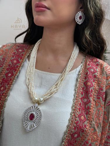 طقم (سلسال لولو مع تعليقة + حلق) مزينين بالزركون